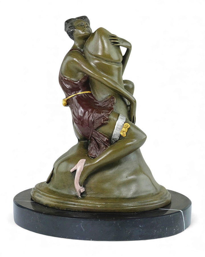 Escultura de bronce de una mujer abrazando un falo.