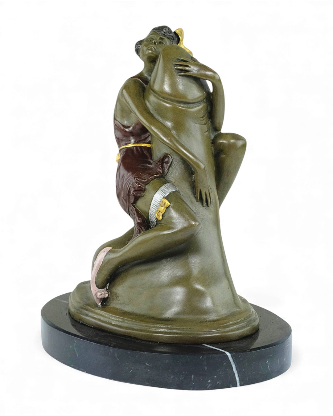 Escultura de bronce de una mujer abrazando un falo.