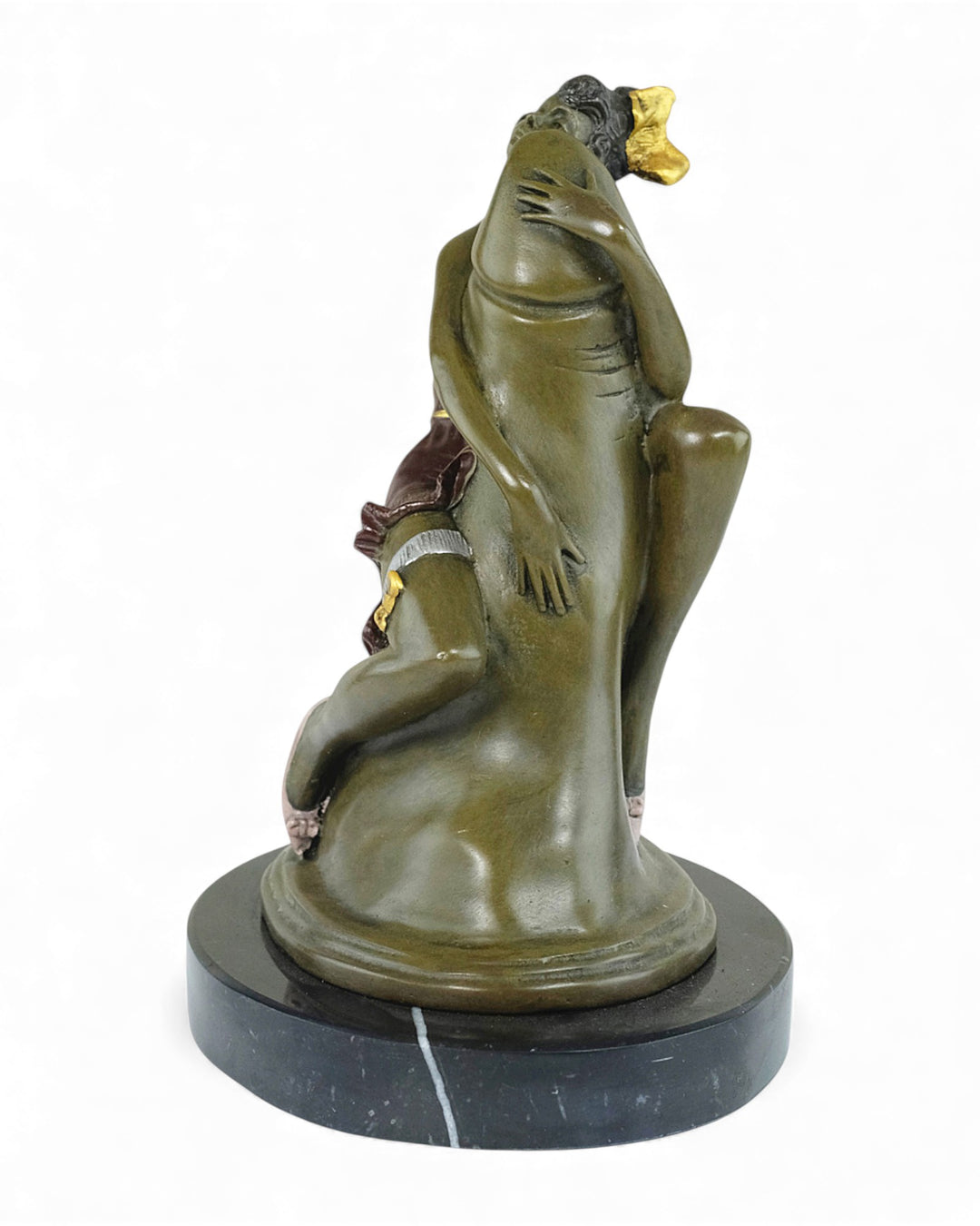 Escultura de bronce de una mujer abrazando un falo.