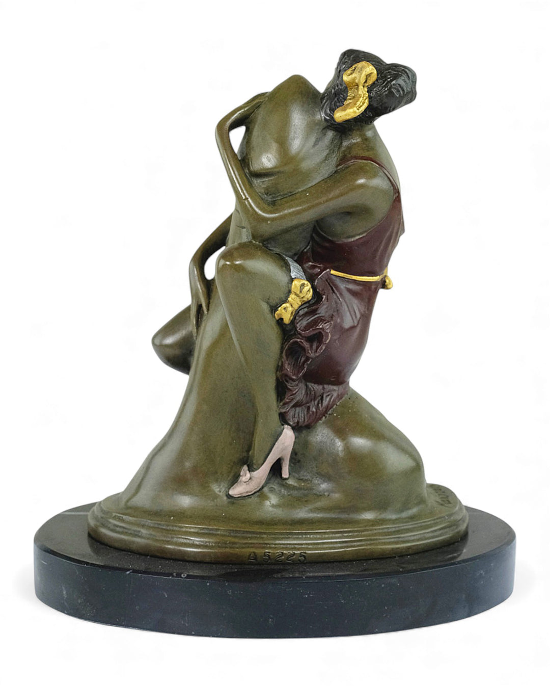 Escultura de bronce de una mujer abrazando un falo.