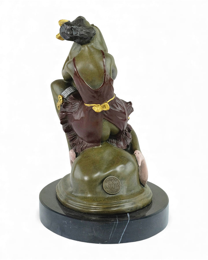 Escultura de bronce de una mujer abrazando un falo.