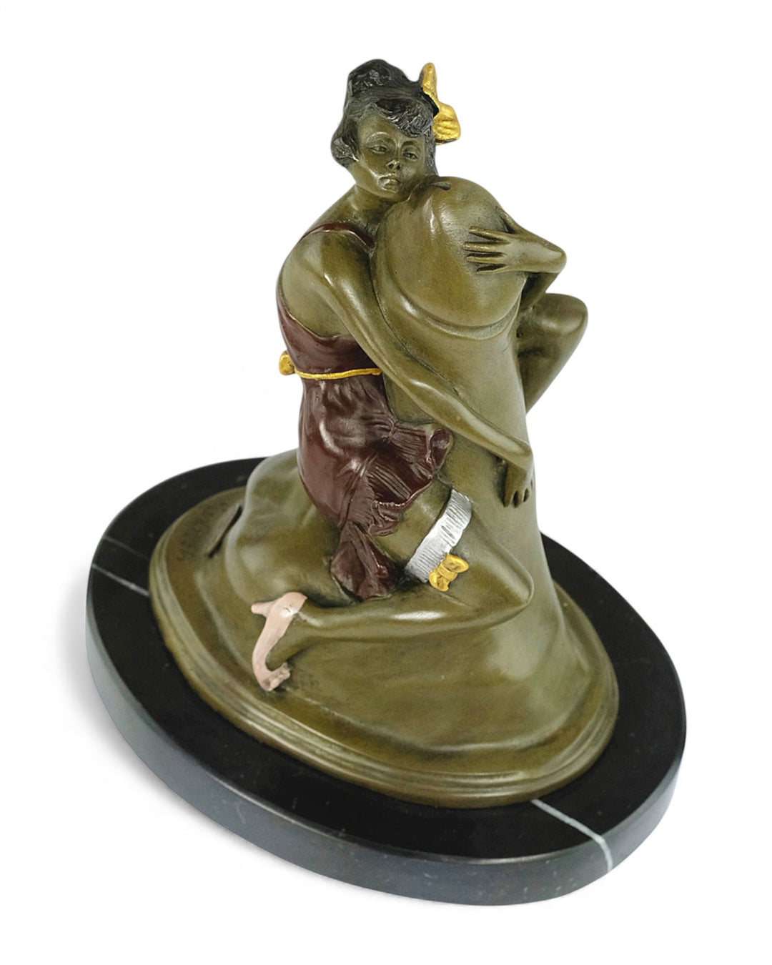 Escultura de bronce de una mujer abrazando un falo.