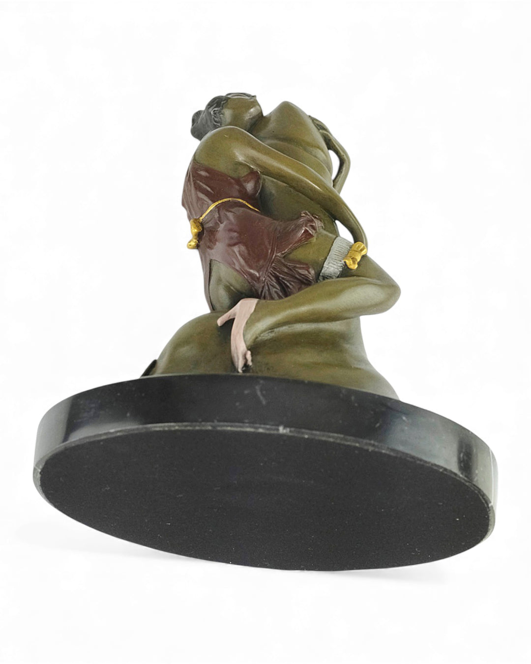 Escultura de bronce de una mujer abrazando un falo.