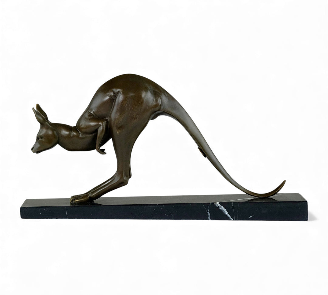 Escultura de canguro en bronce inspirada en Jean Théodore Delabasse.