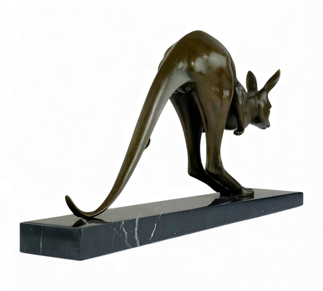 Escultura de canguro en bronce inspirada en Jean Théodore Delabasse.