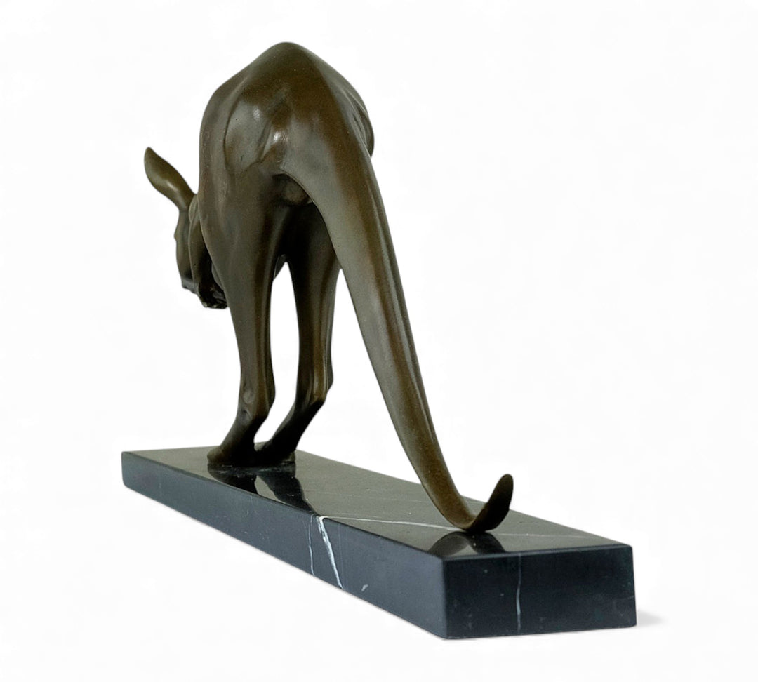 Escultura de canguro en bronce inspirada en Jean Théodore Delabasse.