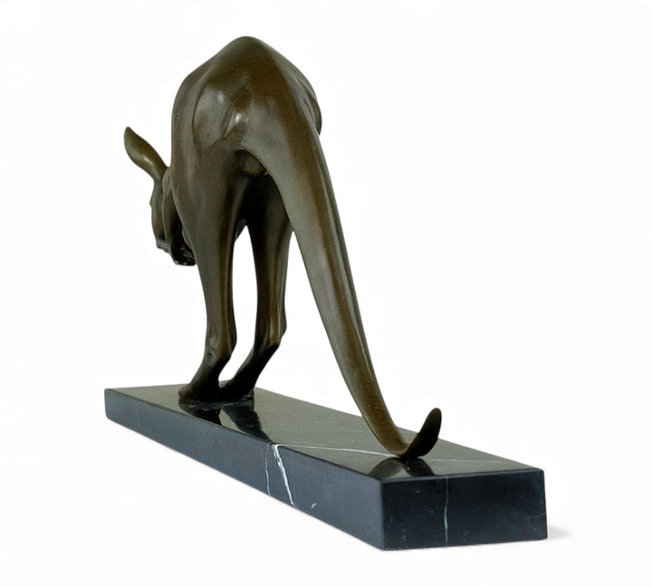 Escultura de canguro en bronce inspirada en Jean Théodore Delabasse.
