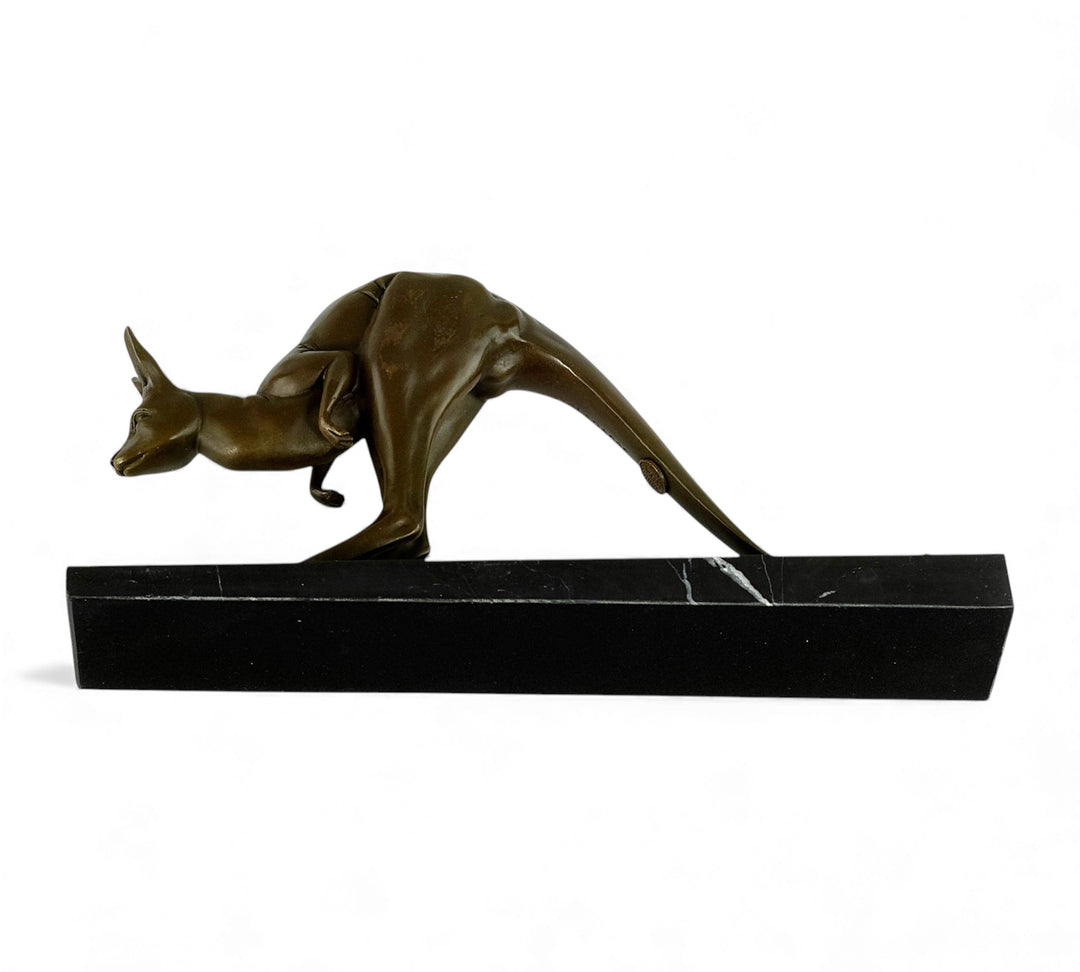 Escultura de canguro en bronce inspirada en Jean Théodore Delabasse.