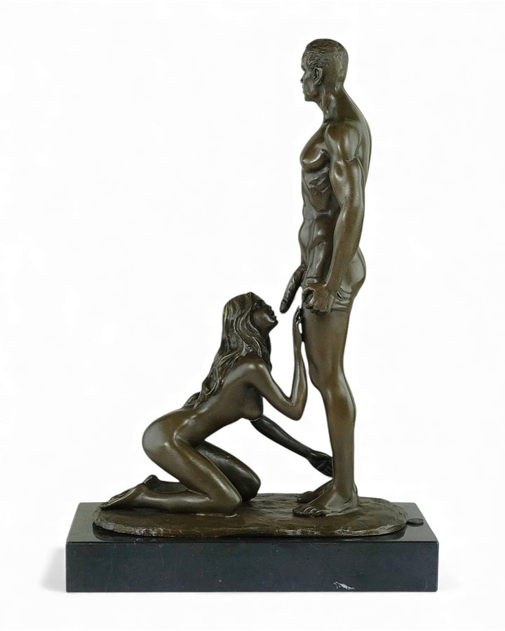 Escultura erótica de bronce de una mujer dando placer oral a un hombre