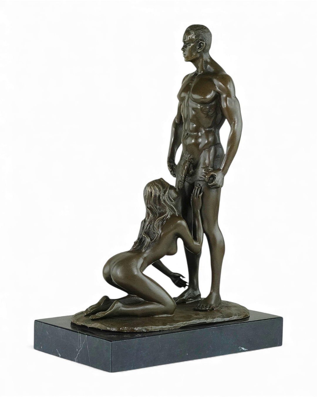 Escultura erótica de bronce de una mujer dando placer oral a un hombre