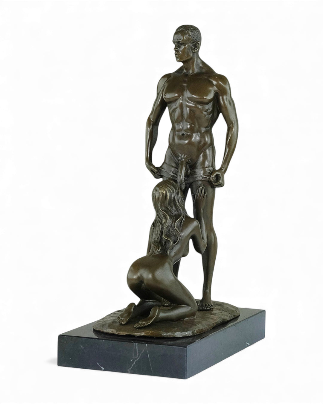 Escultura erótica de bronce de una mujer dando placer oral a un hombre