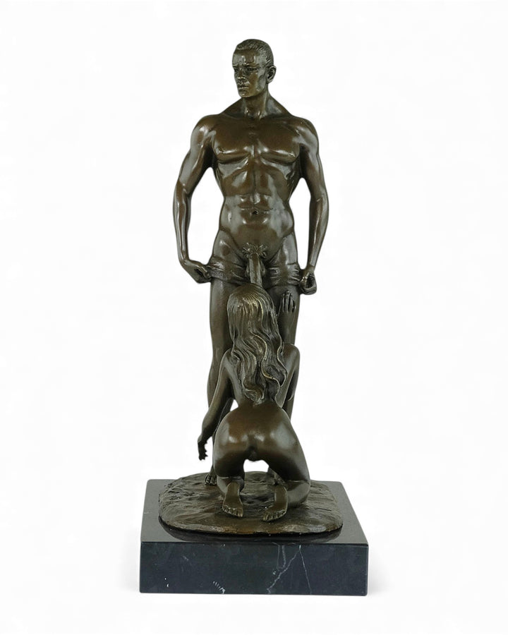 Escultura erótica de bronce de una mujer dando placer oral a un hombre