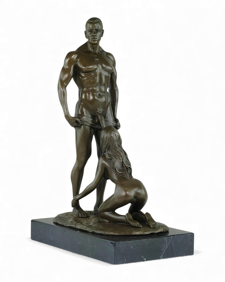 Escultura erótica de bronce de una mujer dando placer oral a un hombre
