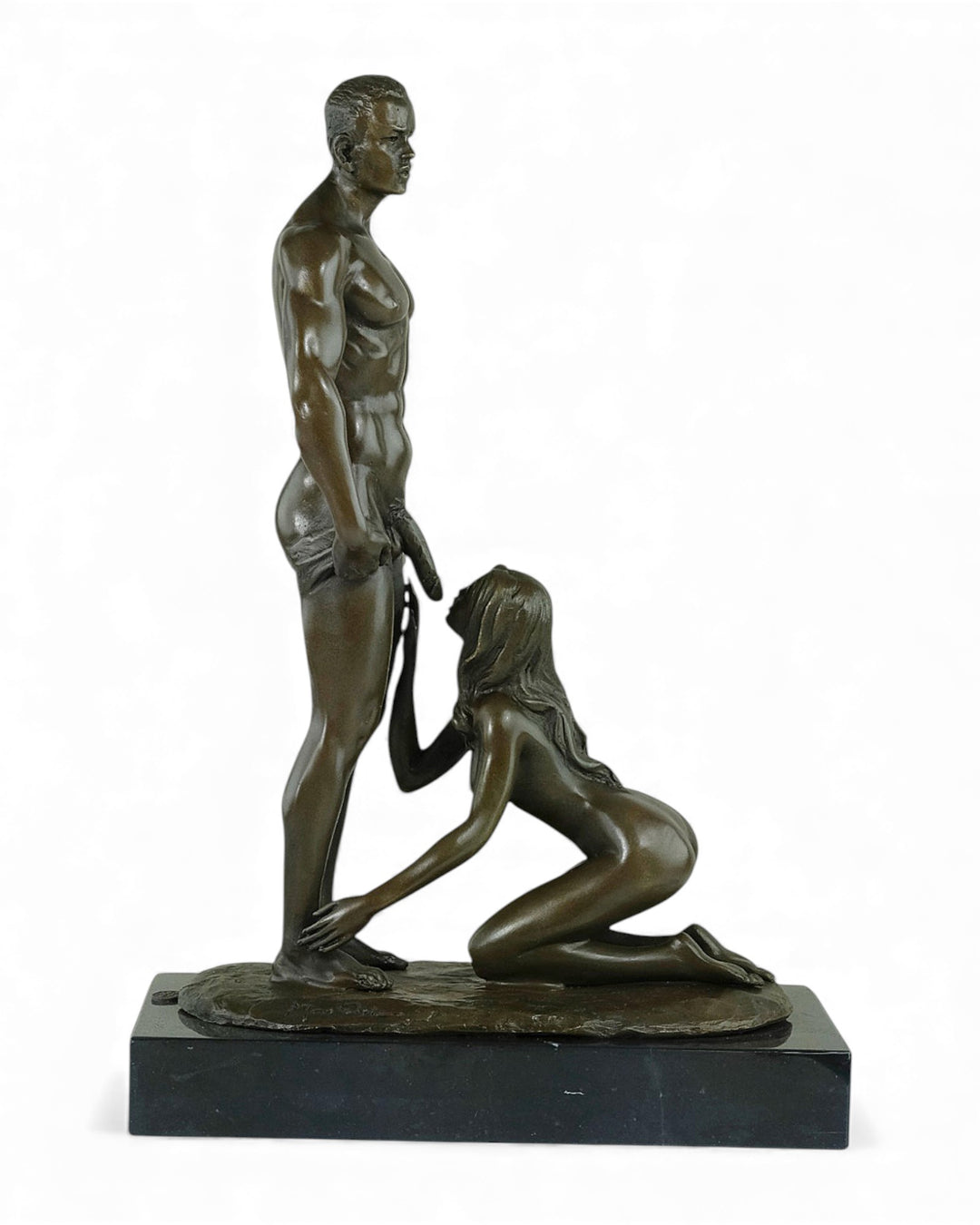 Escultura erótica de bronce de una mujer dando placer oral a un hombre