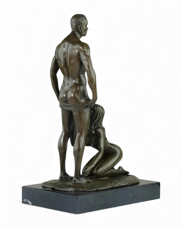 Escultura erótica de bronce de una mujer dando placer oral a un hombre
