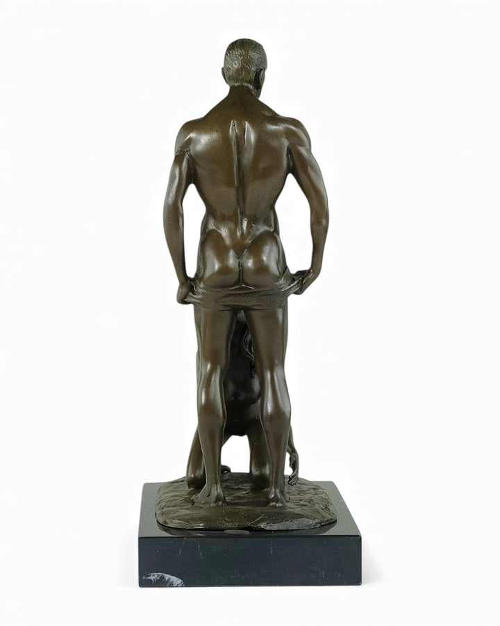 Escultura erótica de bronce de una mujer dando placer oral a un hombre