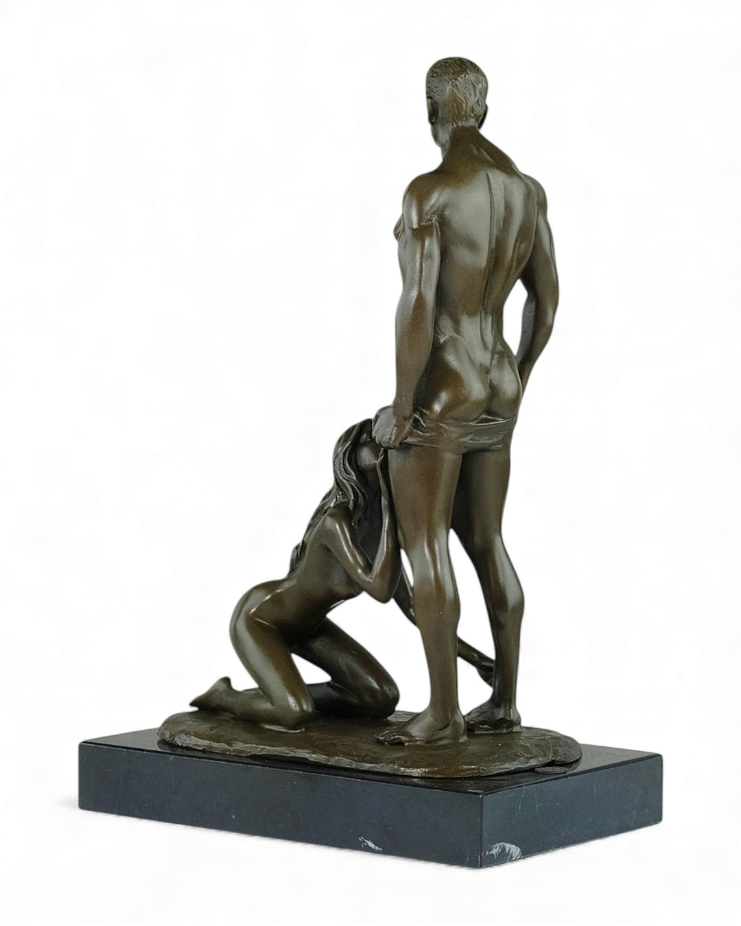 Escultura erótica de bronce de una mujer dando placer oral a un hombre