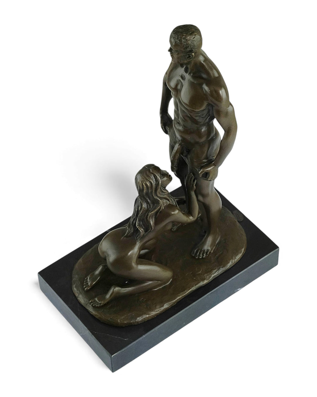 Escultura erótica de bronce de una mujer dando placer oral a un hombre