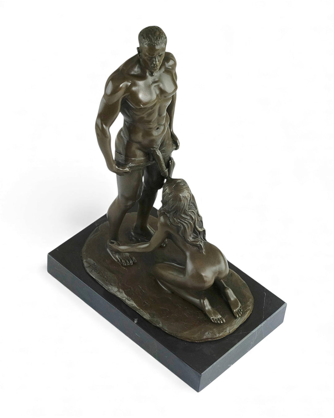 Escultura erótica de bronce de una mujer dando placer oral a un hombre