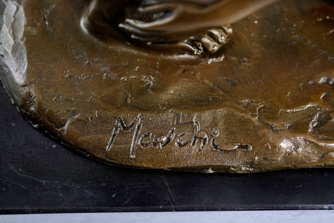 Escultura erótica de bronce de una mujer dando placer oral a un hombre