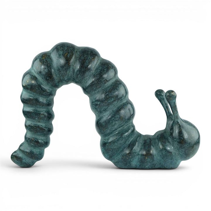 Escultura de bronce de una oruga que se arrastra