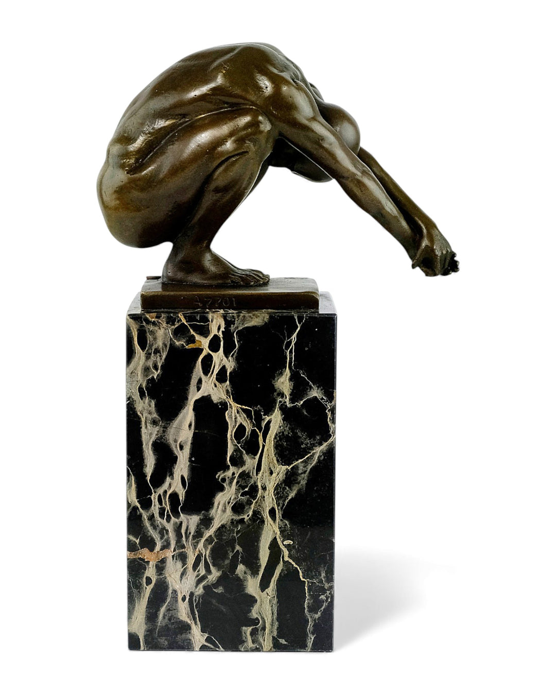 Moderne Bronzeskulptur – „Der Sprung“ (hockender männlicher Akt)