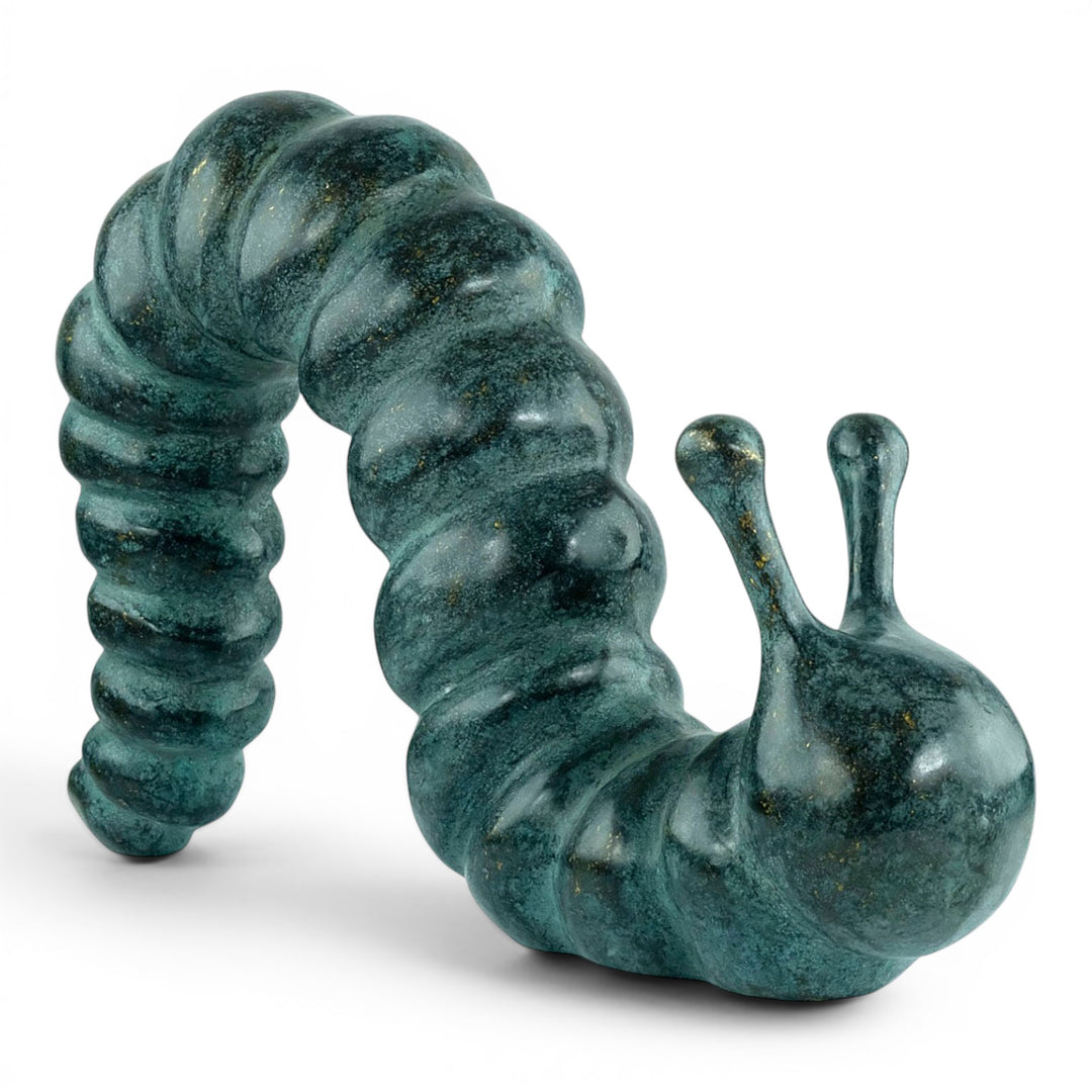 Escultura de bronce de una oruga que se arrastra