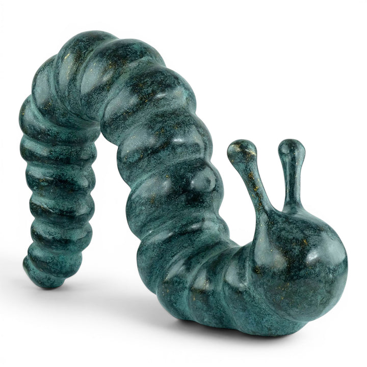 Escultura de bronce de una oruga que se arrastra