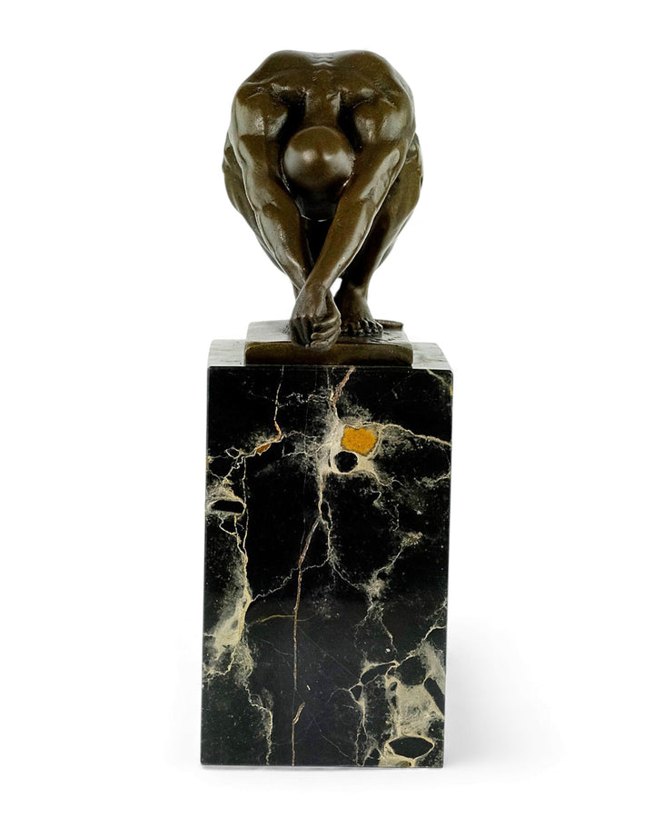 Moderne Bronzeskulptur – „Der Sprung“ (hockender männlicher Akt)