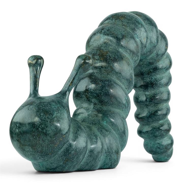 Escultura de bronce de una oruga que se arrastra