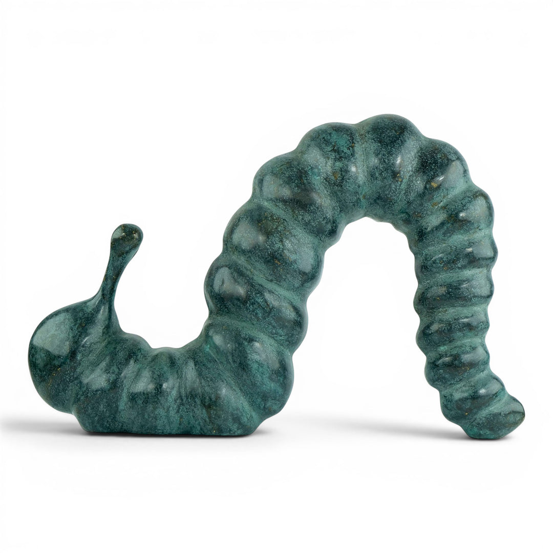 Escultura de bronce de una oruga que se arrastra