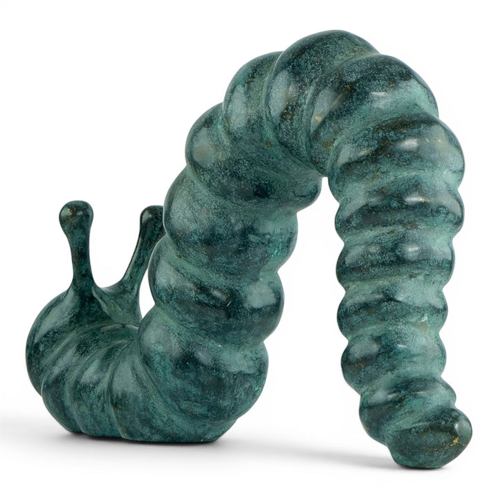 Escultura de bronce de una oruga que se arrastra
