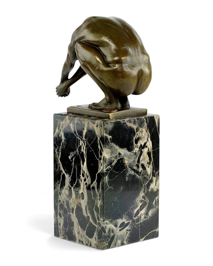 Moderne Bronzeskulptur – „Der Sprung“ (hockender männlicher Akt)