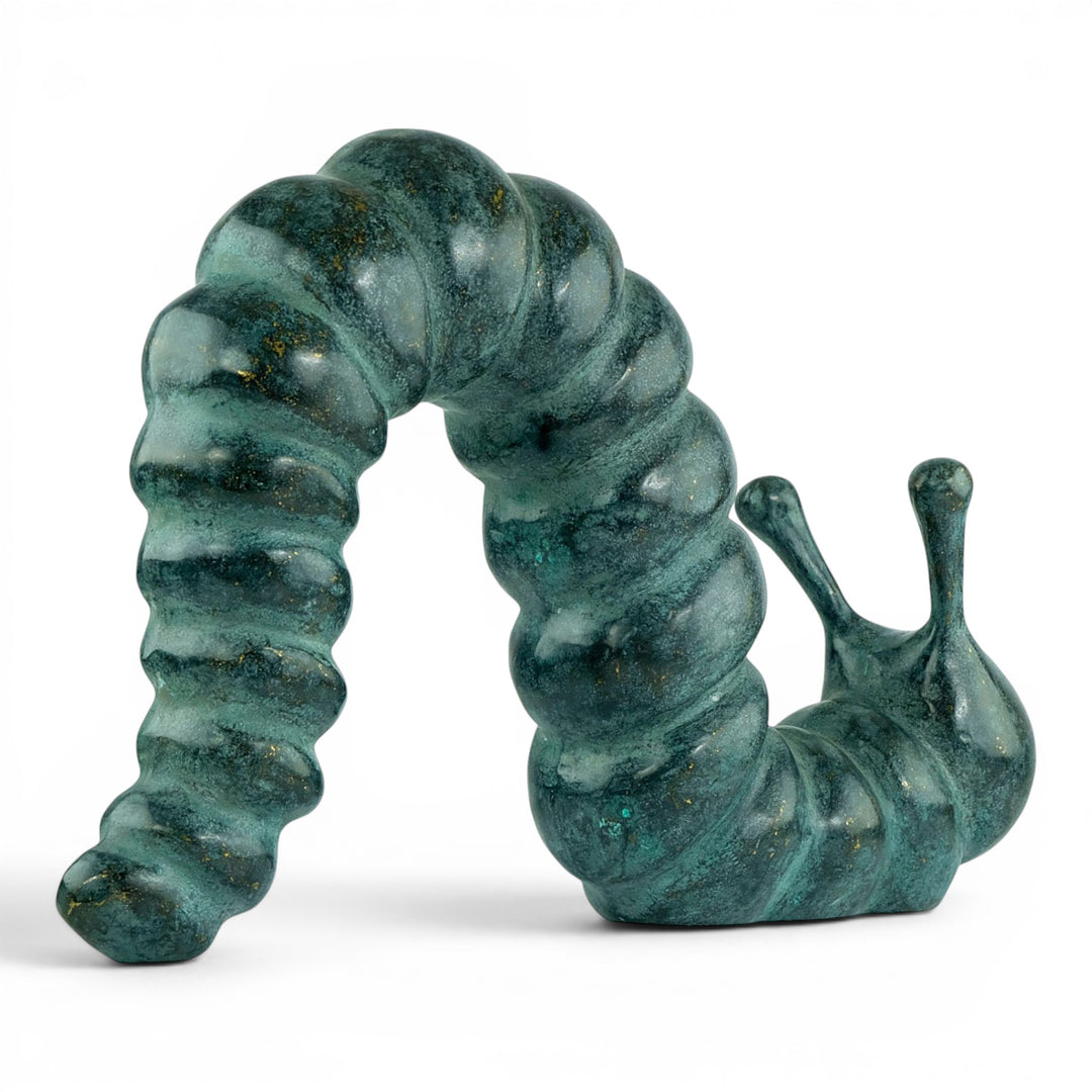 Escultura de bronce de una oruga que se arrastra