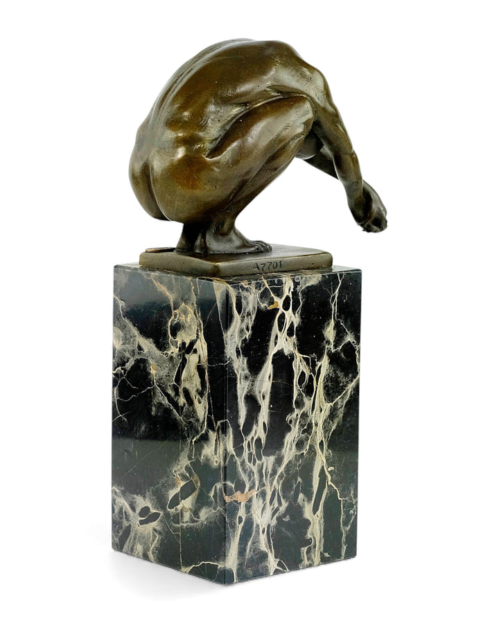 Moderne Bronzeskulptur – „Der Sprung“ (hockender männlicher Akt)