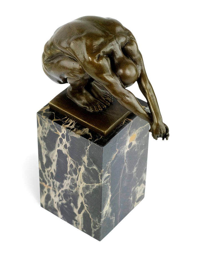 Moderne Bronzeskulptur – „Der Sprung“ (hockender männlicher Akt)