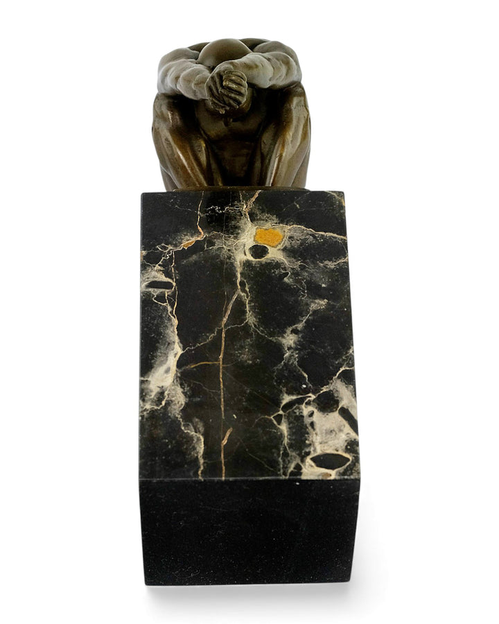 Moderne Bronzeskulptur – „Der Sprung“ (hockender männlicher Akt)