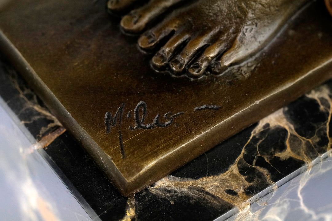 Moderne Bronzeskulptur – „Der Sprung“ (hockender männlicher Akt)