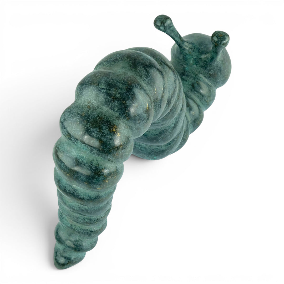 Escultura de bronce de una oruga que se arrastra