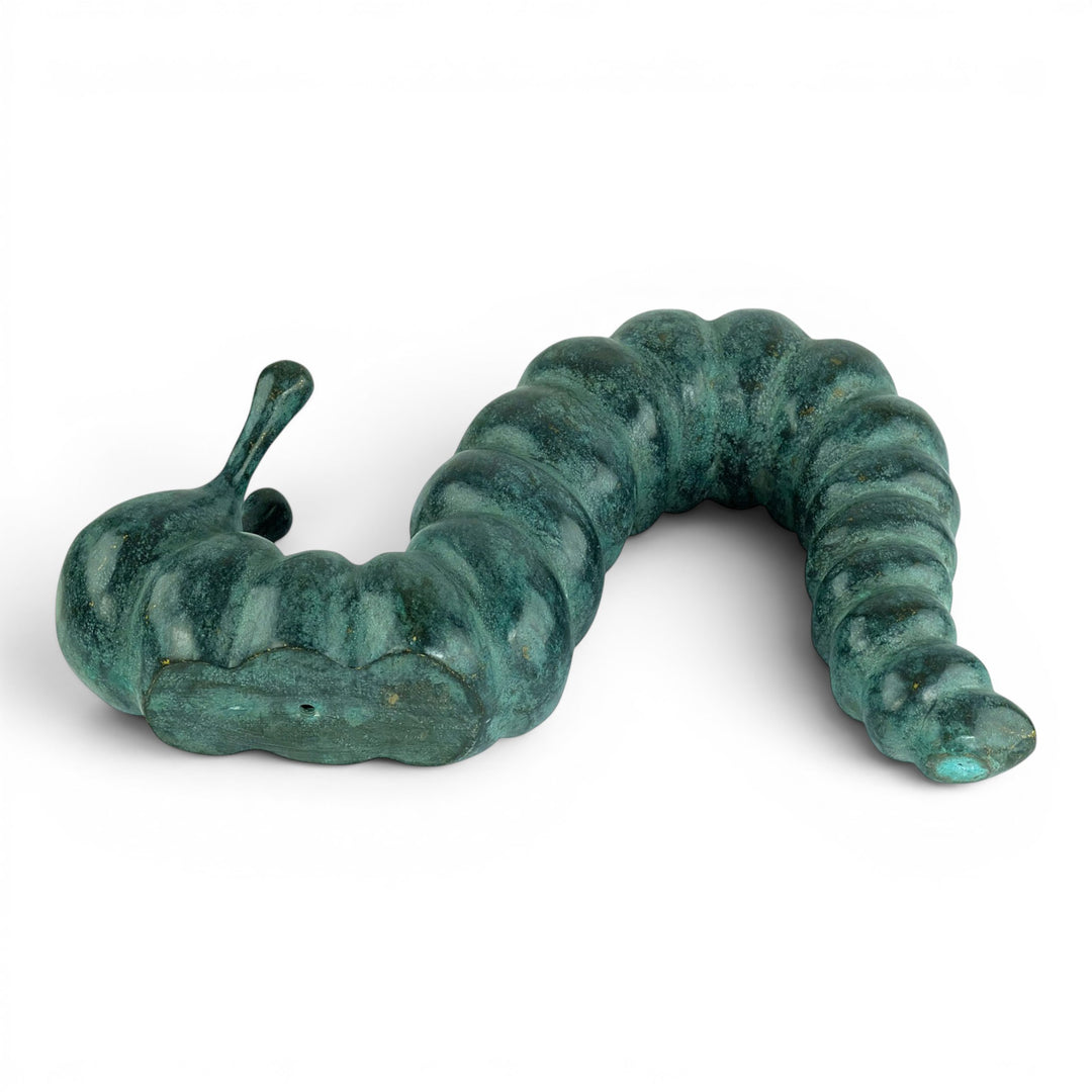 Escultura de bronce de una oruga que se arrastra