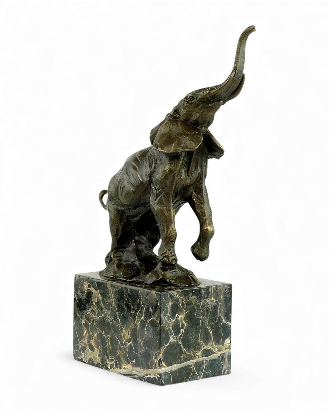 Bronzen beeld van een trompetterende olifant