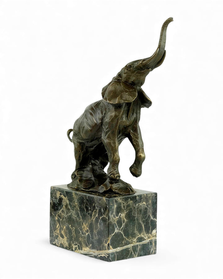 Bronzen beeld van een trompetterende olifant