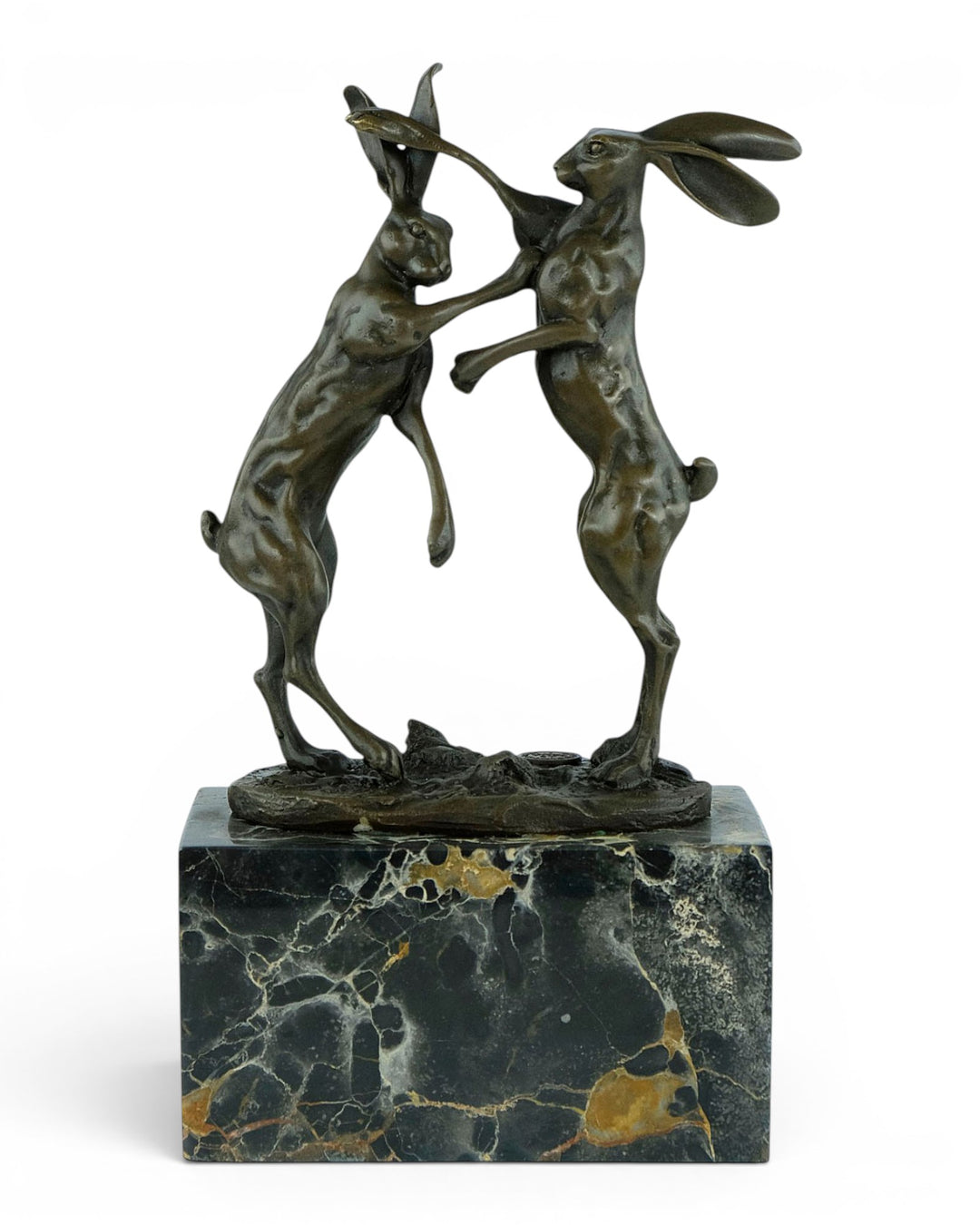 Escultura de bronce de dos liebres boxeadoras