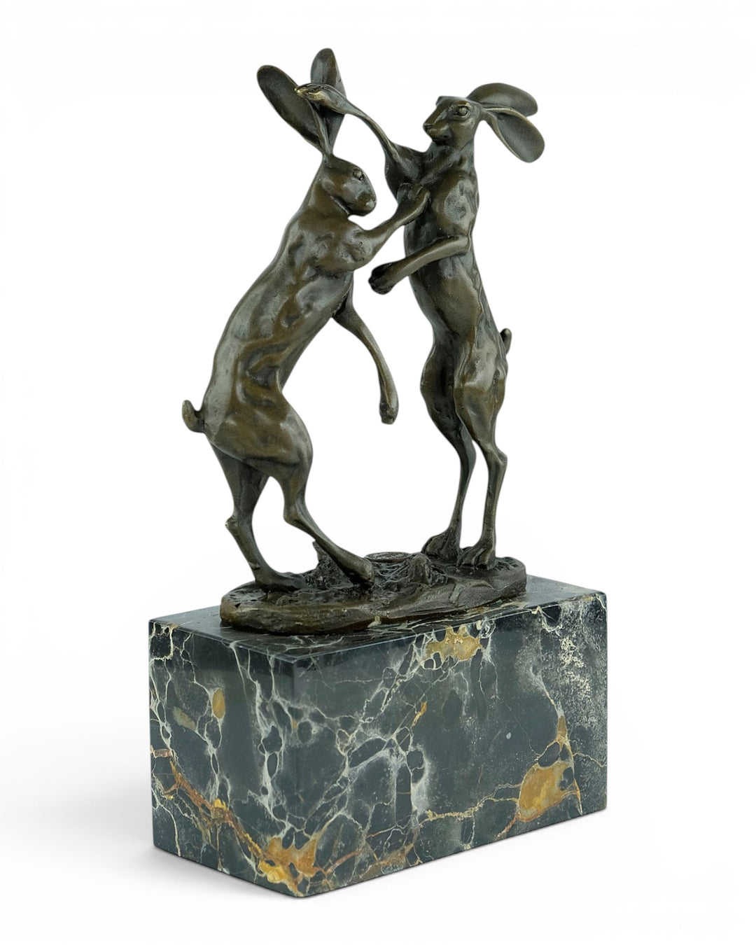 Escultura de bronce de dos liebres boxeadoras