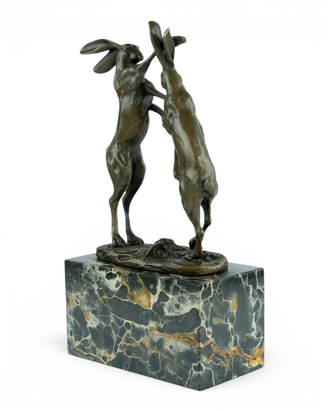 Escultura de bronce de dos liebres boxeadoras