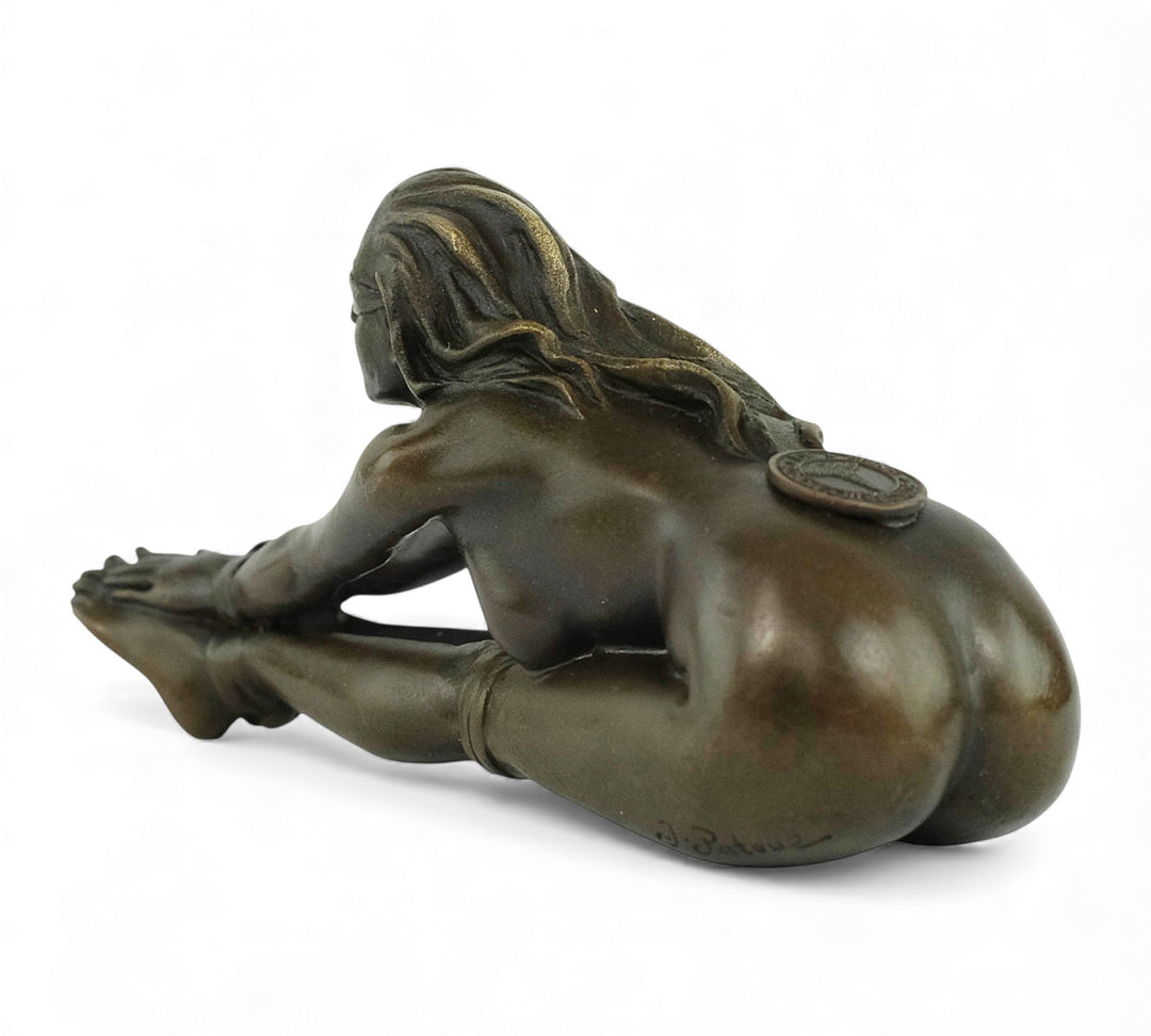 Erotisch bronzen beeld van een geblinddoekte vrouw in bondage