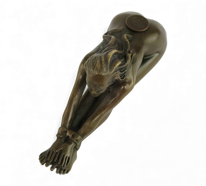 Erotisch bronzen beeld van een geblinddoekte vrouw in bondage