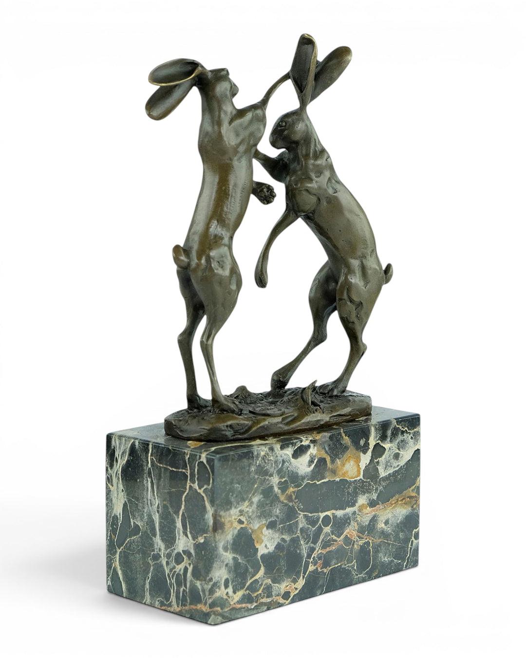 Escultura de bronce de dos liebres boxeadoras