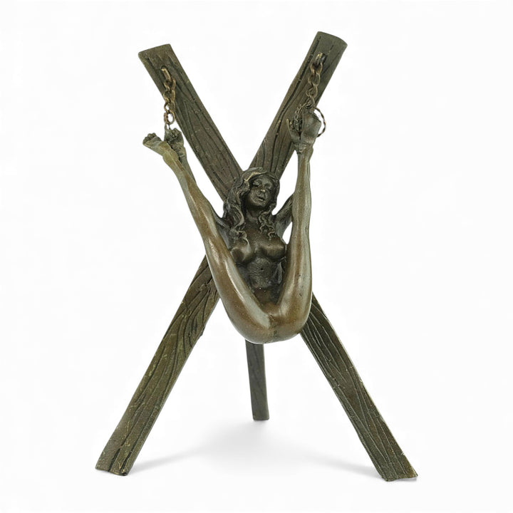 Escultura erótica de bronce de figura femenina suspendida en bondage