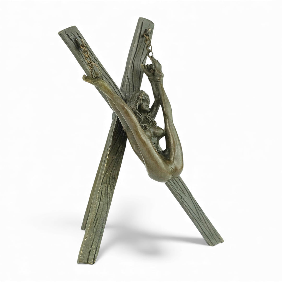 Escultura erótica de bronce de figura femenina suspendida en bondage